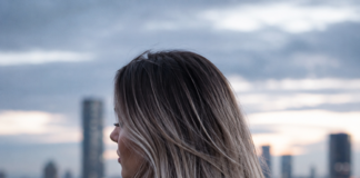 Smoked Marshmallow Der Haarfarben-Trend, bei dem der dunkle Ansatz zum Stilmittel wird