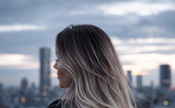 Smoked Marshmallow Der Haarfarben-Trend, bei dem der dunkle Ansatz zum Stilmittel wird